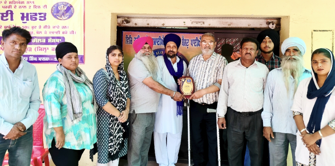Garib Da Mooh, Guru Di Golak Sansthan Ajnoha honored local social worker Dalwinder Singh Parmar UK - Khalsa Ajnoha.